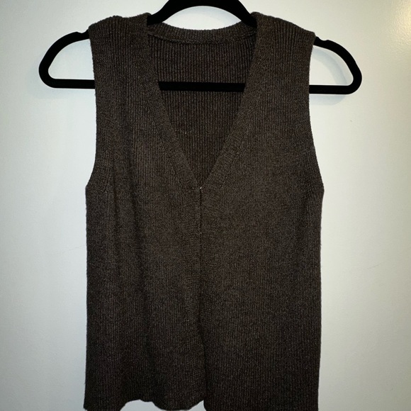 Commense Rib Sweater Vest - Picture 7 of 7